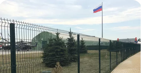 3д забор зеленого цвета вдоль военных объектов