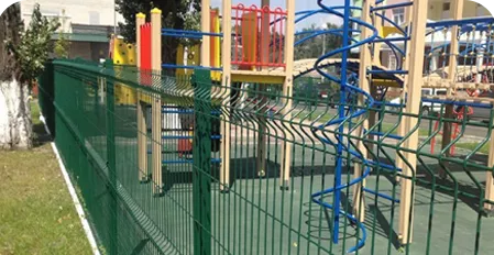 3д забор зеленого цвета вдоль детской площадки
