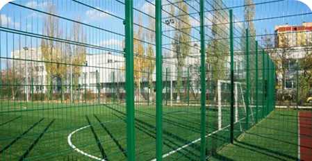 Высокий 3Д забор вокруг спорт площадки