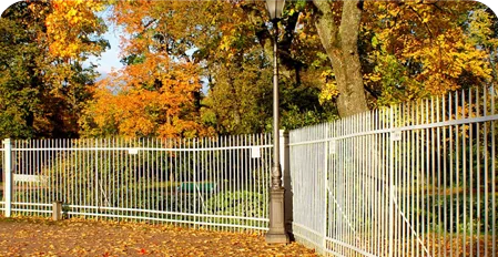 Белый 3Д забор вдоль парковой зоны