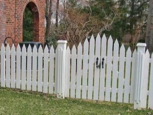 Забор из деревянного штакетника белого цвета