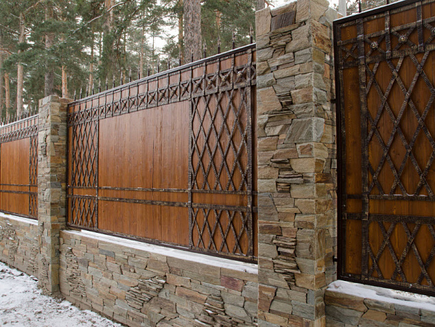 Деревянный забор для частного дома с элементами ковки