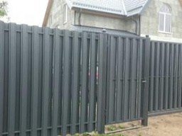 Серый реечный забор для загородного дома