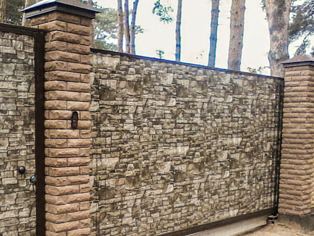 Забор из профлиста под кирпич с откатными воротами для частного дома