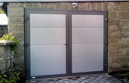 Металлические ворота для гаража распашные серые