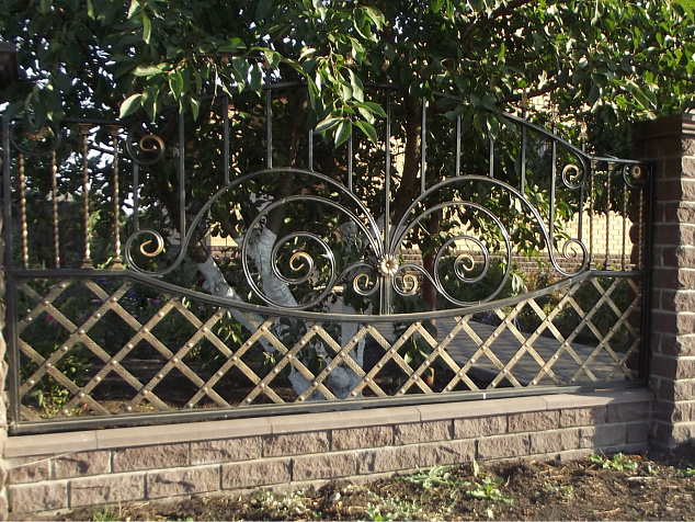 Кованный забор на кирпичных столбах