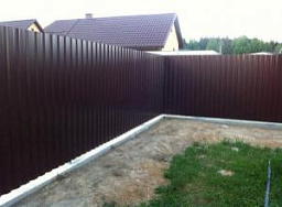 Забор из профнастила коричневого цвета на ленточном фундаменте