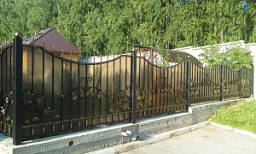 Кованый забор из поликарбоната для дачи