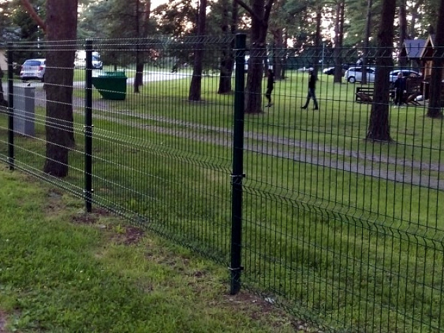 Черный забор гиттер для базы отдыха