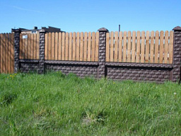 Деревянный вертикальный забор на железобетонных столбах