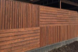 Забор из комбинированного деревянного штакетника
