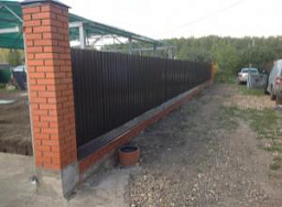Забор для дачного участка из профнастила на ленточном фундаменте