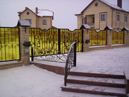 Кованый забор из желтого поликарбоната