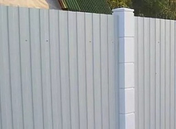 Белый забор из профлиста с бетонными столбами
