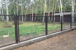 Темный забор секционный из сетки для частной территории