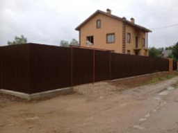 Забор из коричневого профлиста на ленточном фундаменте