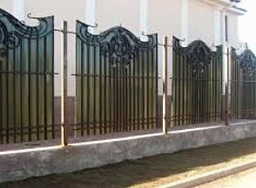 Кованный серый забор секциями