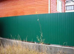 Зеленый металлический забор из профлиста на ленточном фундаменте