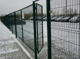 Сварной забор из сетки для автостоянки