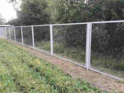 Серый сварной забор из сетки рабицы