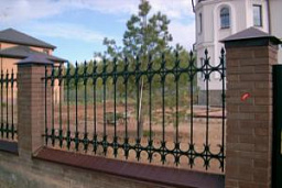 Кирпичный забор с металлической решеткой высотой 1 метр