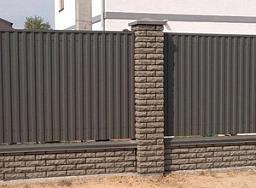 Забор для дачи из профнастила на кирпичных столбах RAL 3009