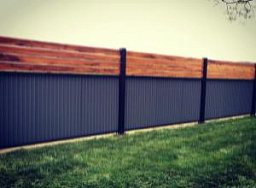 Серый забор комбинированный из профлиста и деревянного штакетника