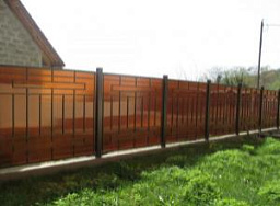 Недорогой коричневый забор из поликарбоната