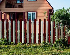 Забор для дачи из штакетника и профнастила двухцветный