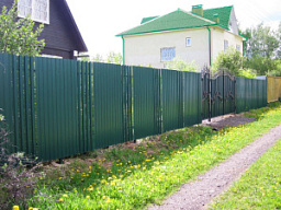 Забор на дачу из профнастила с распашными воротами