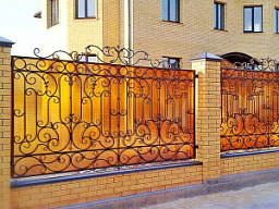 Кованый забор из поликарбоната для частного дома