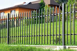 Металлический метровый забор для частного дома