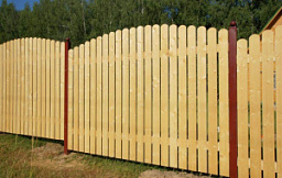 Вертикальный деревянный забор на металлических столбах