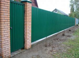Забор для частного дома из профиля на ленточном фундаменте RAL 6035
