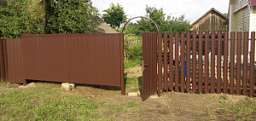 Коричневый комбинированный забор из профнастила и штакетника