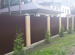 Забор из профлиста на ленточном фундаменте для загородного дома