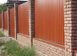Забор для частного дома из профильного листа со столбами из кирпича
