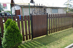 Забор деревянный на железных столбах с калиткой