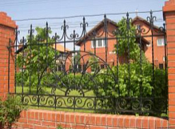 Забор кованный для частного дома