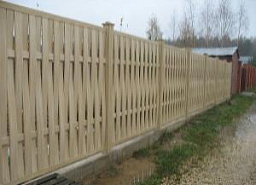 Забор плетенка на деревянных столбах