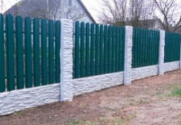 Зеленый комбинированный забор из деревянного штакетника и бетона