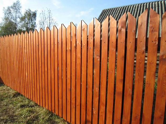 Дачный забор из деревянного штакетника