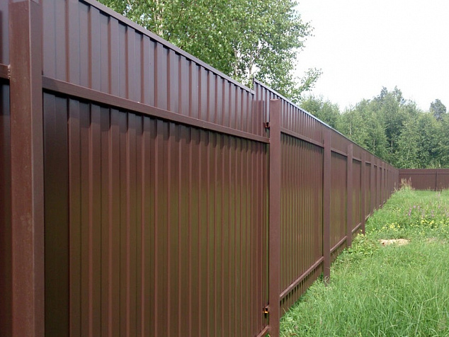Железный забор из коричневого профнастила