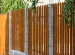 Деревянный забор из штакетника для сада