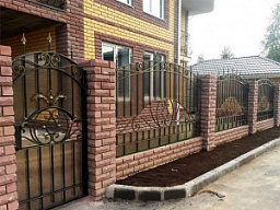 Кованый забор с поликарбонатом и элементами ковки