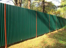 Забор на винтовых сваях из зеленого профнастила