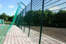 Забор из сварной сетки для спортивной площадки
