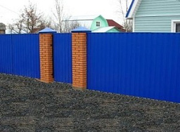 Синий красивый забор из профлиста с кирпичными столбами