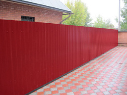 Забор на дачу из профнастила красный