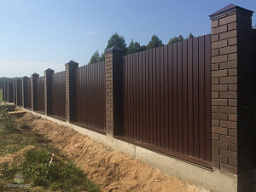 Забор коричневого цвета из профнастила